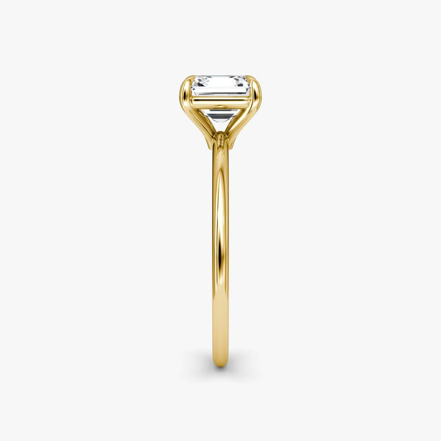 Anillo de compromiso Solitario Petite 4-Prong | Asscher | 18k | Oro amarillo de 18 quilates | Banda: Simple | Orientación de diamante: vertical | Peso en quilates: Ver stock total